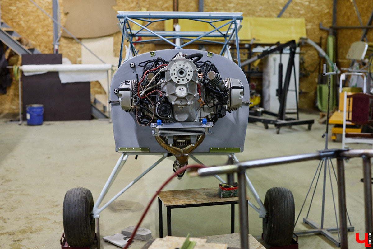 Не все знают, но на территории Владимирской области собирают настоящие самолеты. Производство летательных аппаратов единичного типа расположено в ангаре на территории частного аэродрома общей авиации Павловское. Там трудится небольшая команда любителей неба. «Ключ-Медиа» заглянул к ним в гости.