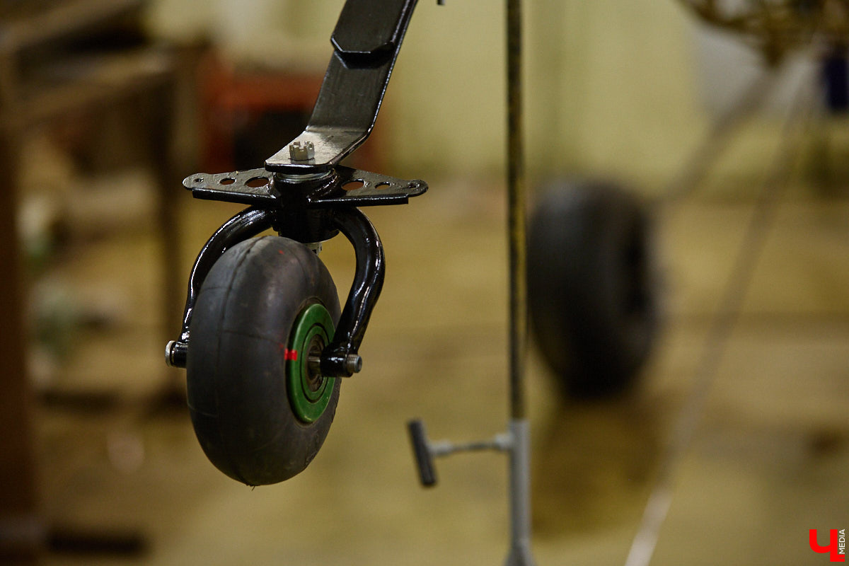 Не все знают, но на территории Владимирской области собирают настоящие самолеты. Производство летательных аппаратов единичного типа расположено в ангаре на территории частного аэродрома общей авиации Павловское. Там трудится небольшая команда любителей неба. «Ключ-Медиа» заглянул к ним в гости.