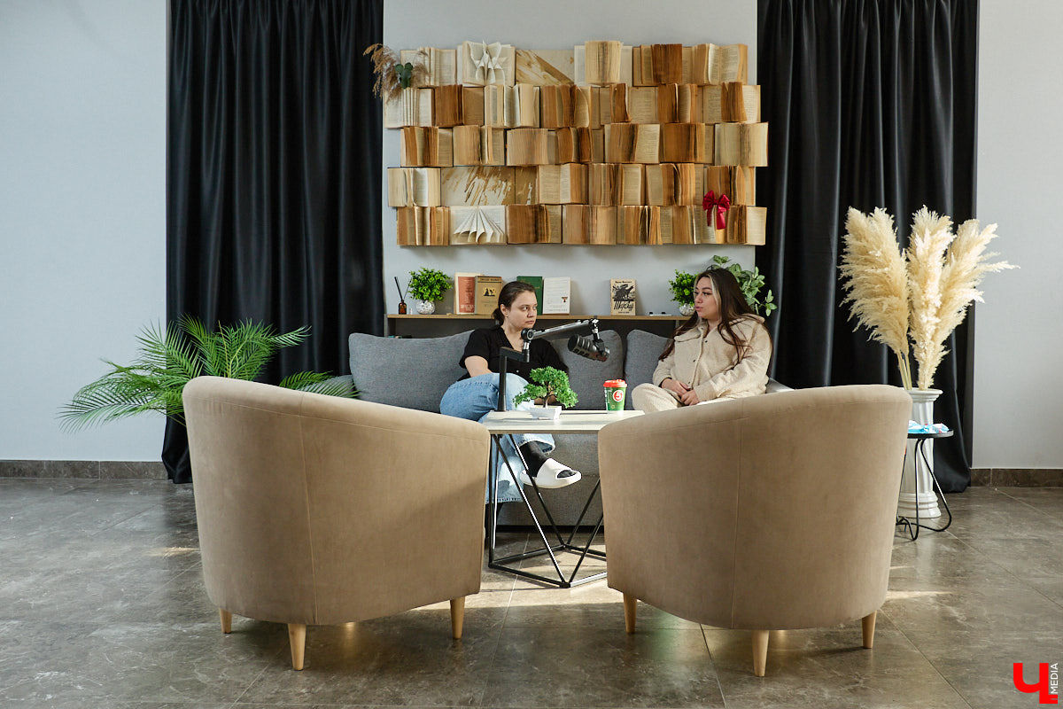 Анастасия Туркина — креативный продюсер студии «Инсайт Люди». Она занимается развитием блогеров, однако и сама радует контентом своих поклонников. Один из самых ярких ее проектов — «Три поколения». За счет чего он завоевал народную любовь и благодаря чему набирает миллионы просмотров, разузнал «Ключ-Медиа».