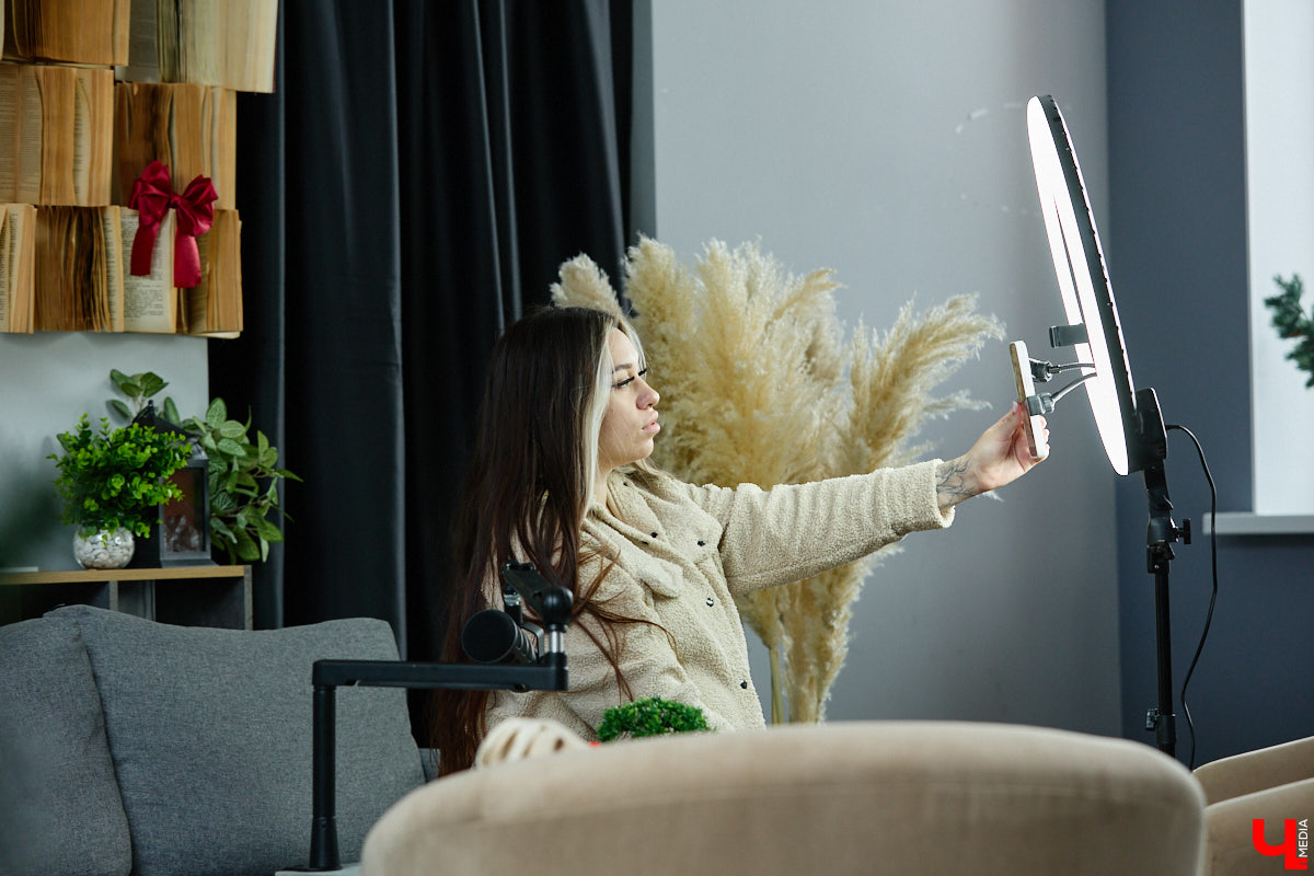 Анастасия Туркина — креативный продюсер студии «Инсайт Люди». Она занимается развитием блогеров, однако и сама радует контентом своих поклонников. Один из самых ярких ее проектов — «Три поколения». За счет чего он завоевал народную любовь и благодаря чему набирает миллионы просмотров, разузнал «Ключ-Медиа».