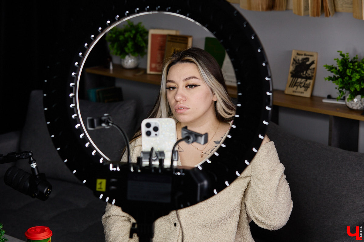 Анастасия Туркина — креативный продюсер студии «Инсайт Люди». Она занимается развитием блогеров, однако и сама радует контентом своих поклонников. Один из самых ярких ее проектов — «Три поколения». За счет чего он завоевал народную любовь и благодаря чему набирает миллионы просмотров, разузнал «Ключ-Медиа».