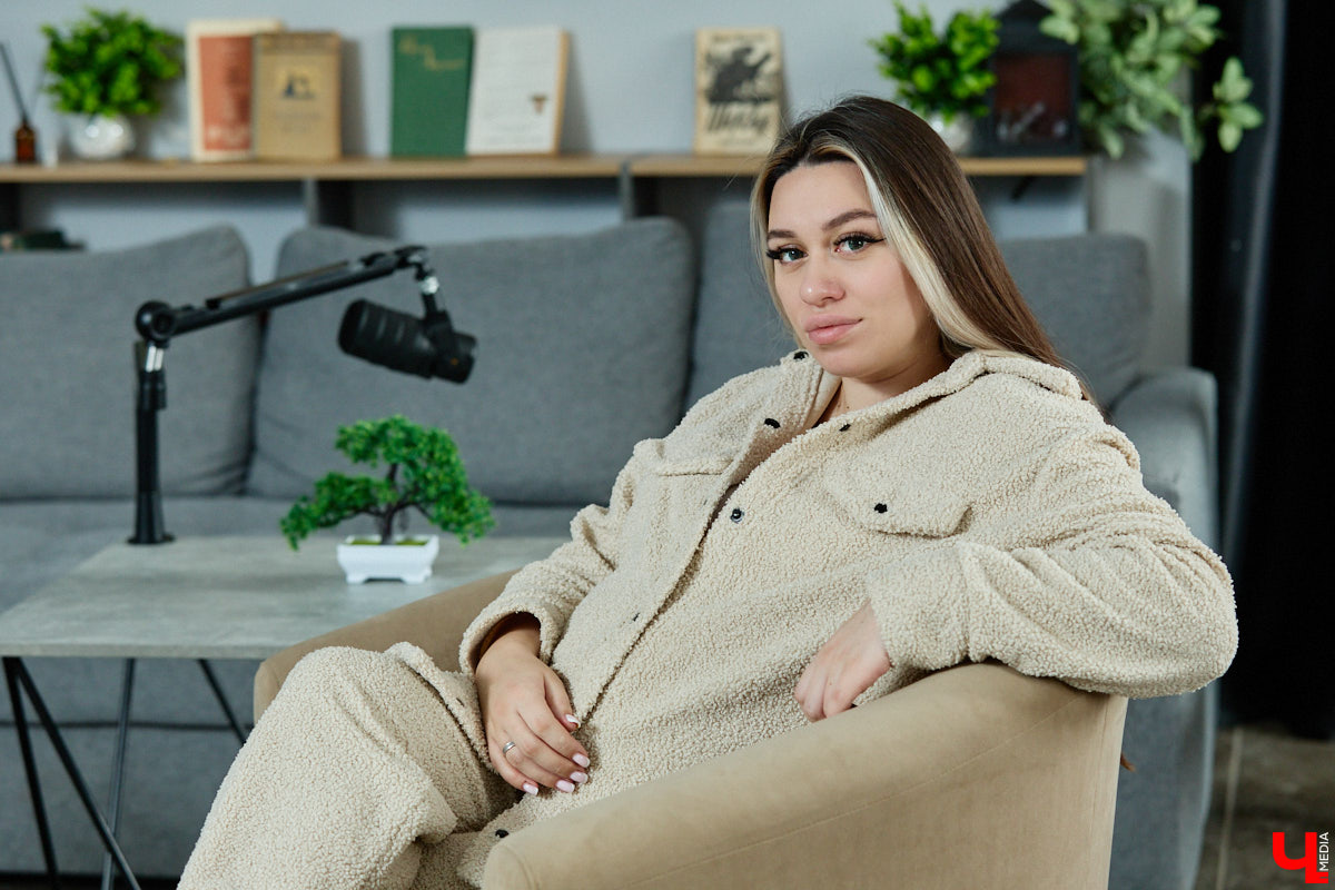 Анастасия Туркина — креативный продюсер студии «Инсайт Люди». Она занимается развитием блогеров, однако и сама радует контентом своих поклонников. Один из самых ярких ее проектов — «Три поколения». За счет чего он завоевал народную любовь и благодаря чему набирает миллионы просмотров, разузнал «Ключ-Медиа».