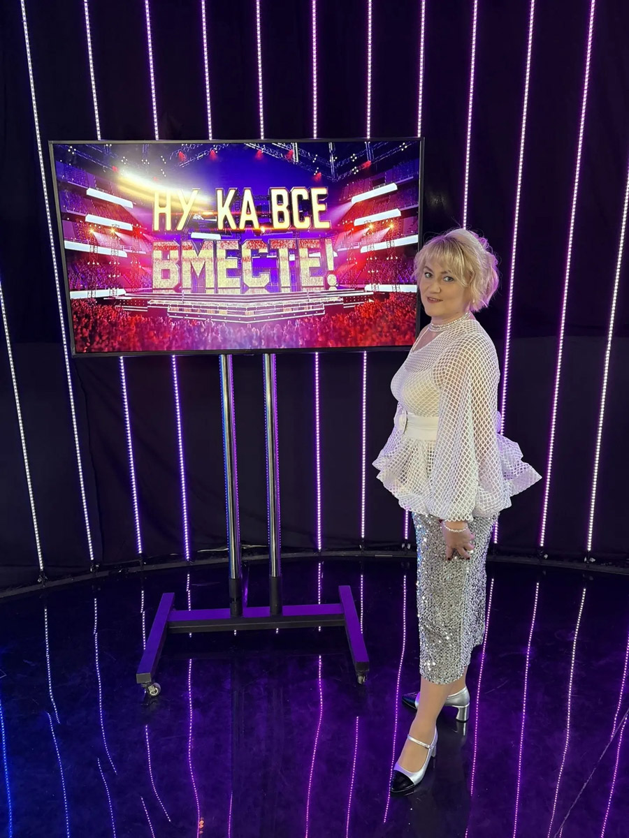 Владимирские эксперты попали в звездную сотню третьего сезона вокального шоу «Ну-ка, все вместе! Хором!» Теперь в числе прочих оценивают исполнителей художественный руководитель Хора русской песни областного музыкального колледжа Ольга Козырева и хормейстер коллектива Максим Фадеев. Первые программы проекта уже вышли в эфир. Узнали детали!