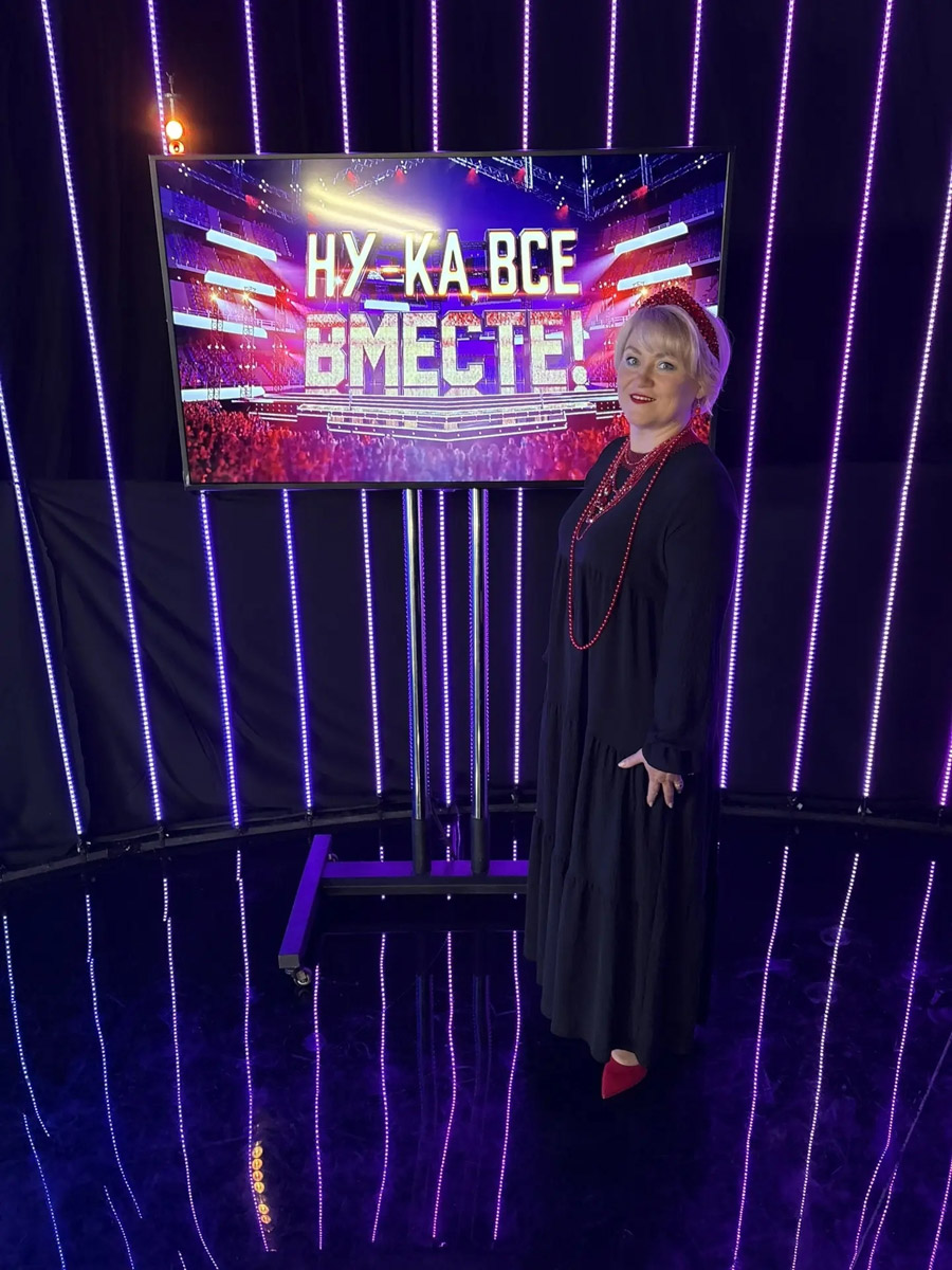 Владимирские эксперты попали в звездную сотню третьего сезона вокального шоу «Ну-ка, все вместе! Хором!» Теперь в числе прочих оценивают исполнителей художественный руководитель Хора русской песни областного музыкального колледжа Ольга Козырева и хормейстер коллектива Максим Фадеев. Первые программы проекта уже вышли в эфир. Узнали детали!