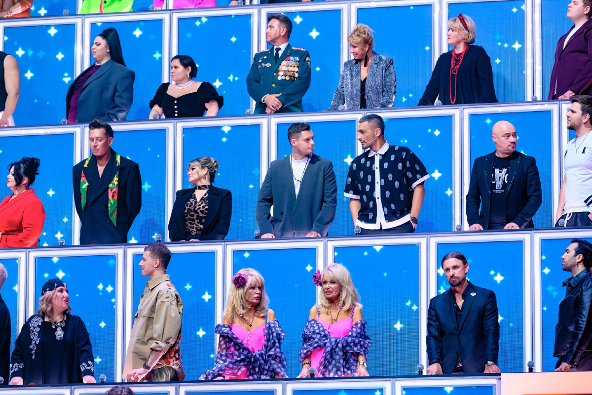 Владимирские эксперты попали в звездную сотню третьего сезона вокального шоу «Ну-ка, все вместе! Хором!» Теперь в числе прочих оценивают исполнителей художественный руководитель Хора русской песни областного музыкального колледжа Ольга Козырева и хормейстер коллектива Максим Фадеев. Первые программы проекта уже вышли в эфир. Узнали детали!