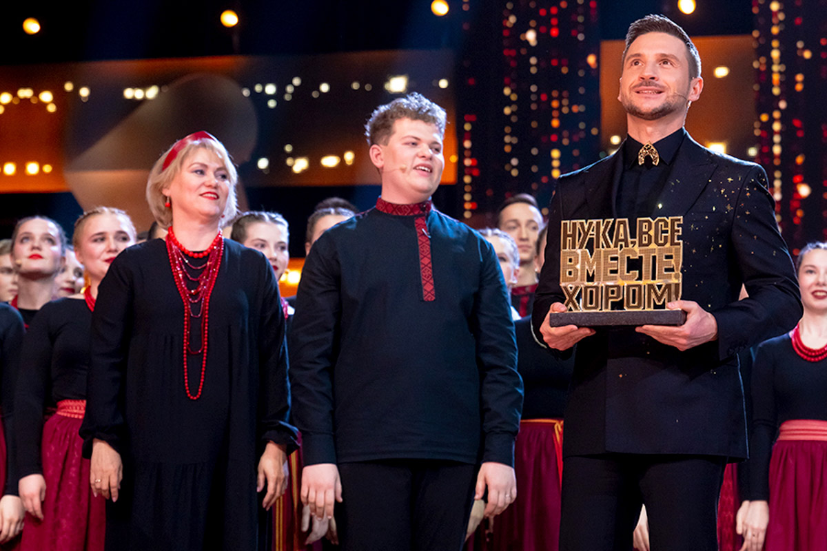 Владимирские эксперты попали в звездную сотню третьего сезона вокального шоу «Ну-ка, все вместе! Хором!» Теперь в числе прочих оценивают исполнителей художественный руководитель Хора русской песни областного музыкального колледжа Ольга Козырева и хормейстер коллектива Максим Фадеев. Первые программы проекта уже вышли в эфир. Узнали детали!