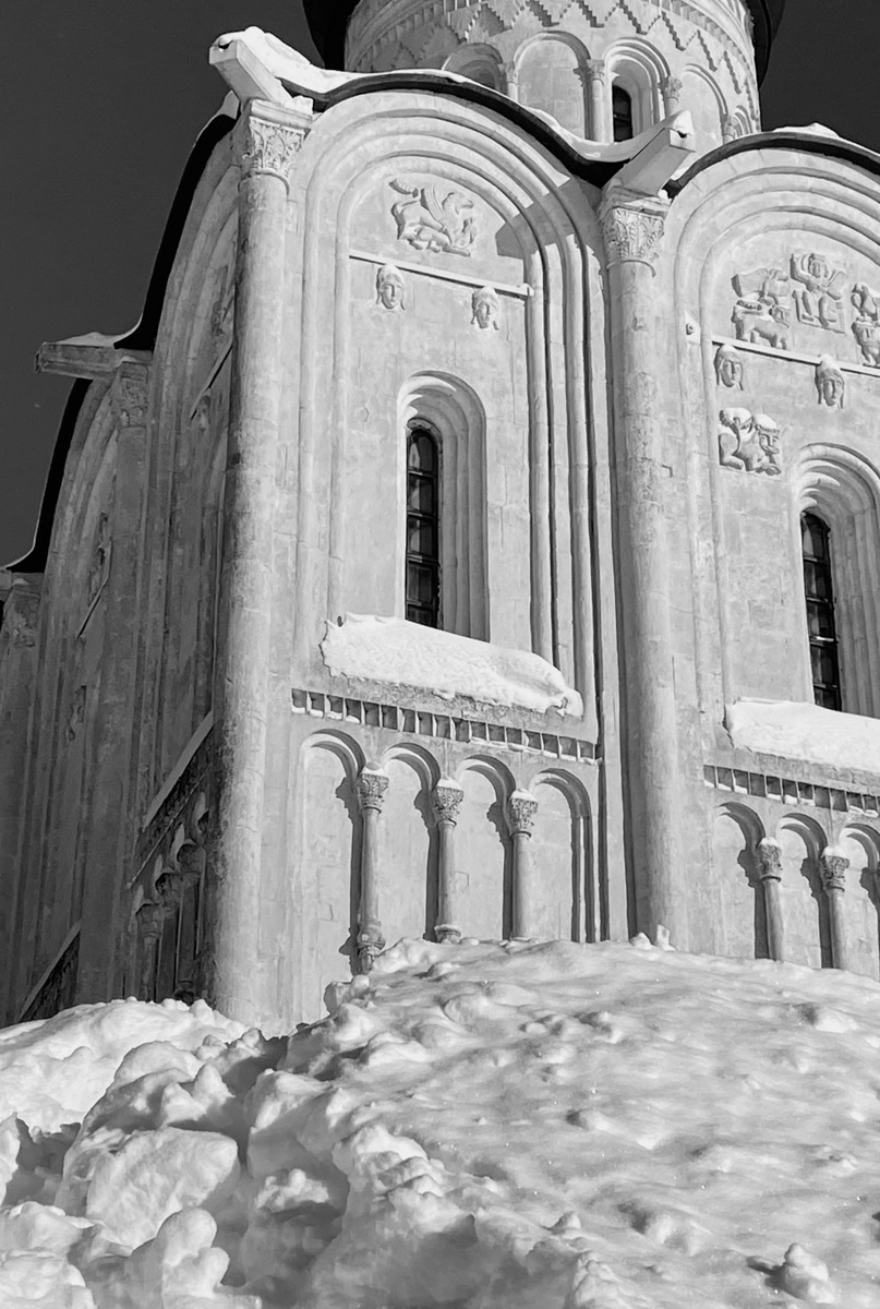 С ноября по март мы лицезреем из окна черно-белую картинку. От нее легко устать, однако фотографы готовы доказать: в монохроме есть свое очарование! «Ключ-Медиа» собрал интересные кадры местных мастеров, умеющих найти красоту в серых буднях.