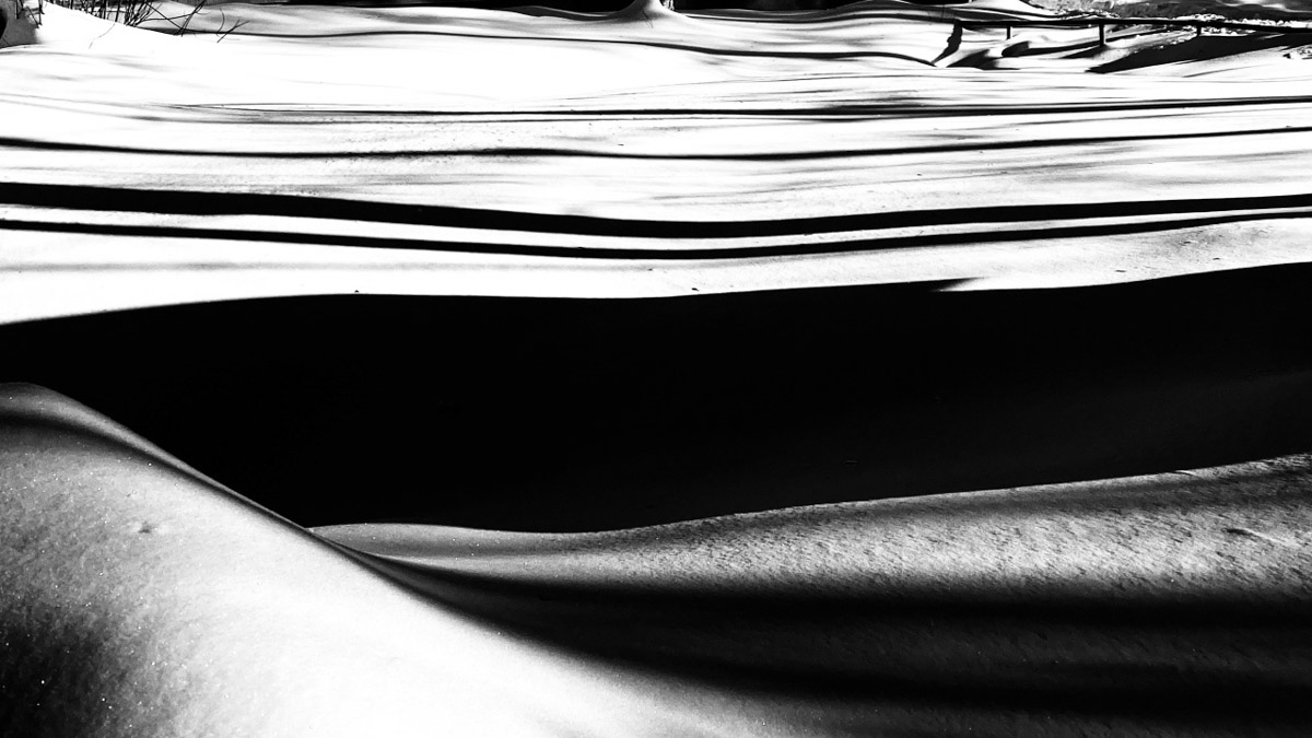 С ноября по март мы лицезреем из окна черно-белую картинку. От нее легко устать, однако фотографы готовы доказать: в монохроме есть свое очарование! «Ключ-Медиа» собрал интересные кадры местных мастеров, умеющих найти красоту в серых буднях.