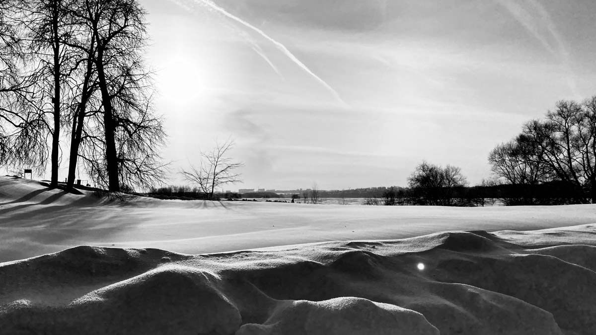 С ноября по март мы лицезреем из окна черно-белую картинку. От нее легко устать, однако фотографы готовы доказать: в монохроме есть свое очарование! «Ключ-Медиа» собрал интересные кадры местных мастеров, умеющих найти красоту в серых буднях.