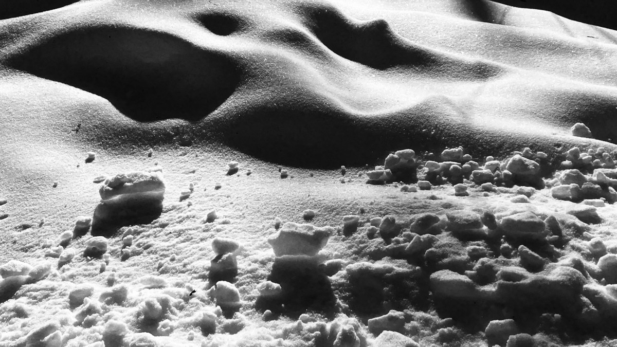 С ноября по март мы лицезреем из окна черно-белую картинку. От нее легко устать, однако фотографы готовы доказать: в монохроме есть свое очарование! «Ключ-Медиа» собрал интересные кадры местных мастеров, умеющих найти красоту в серых буднях.