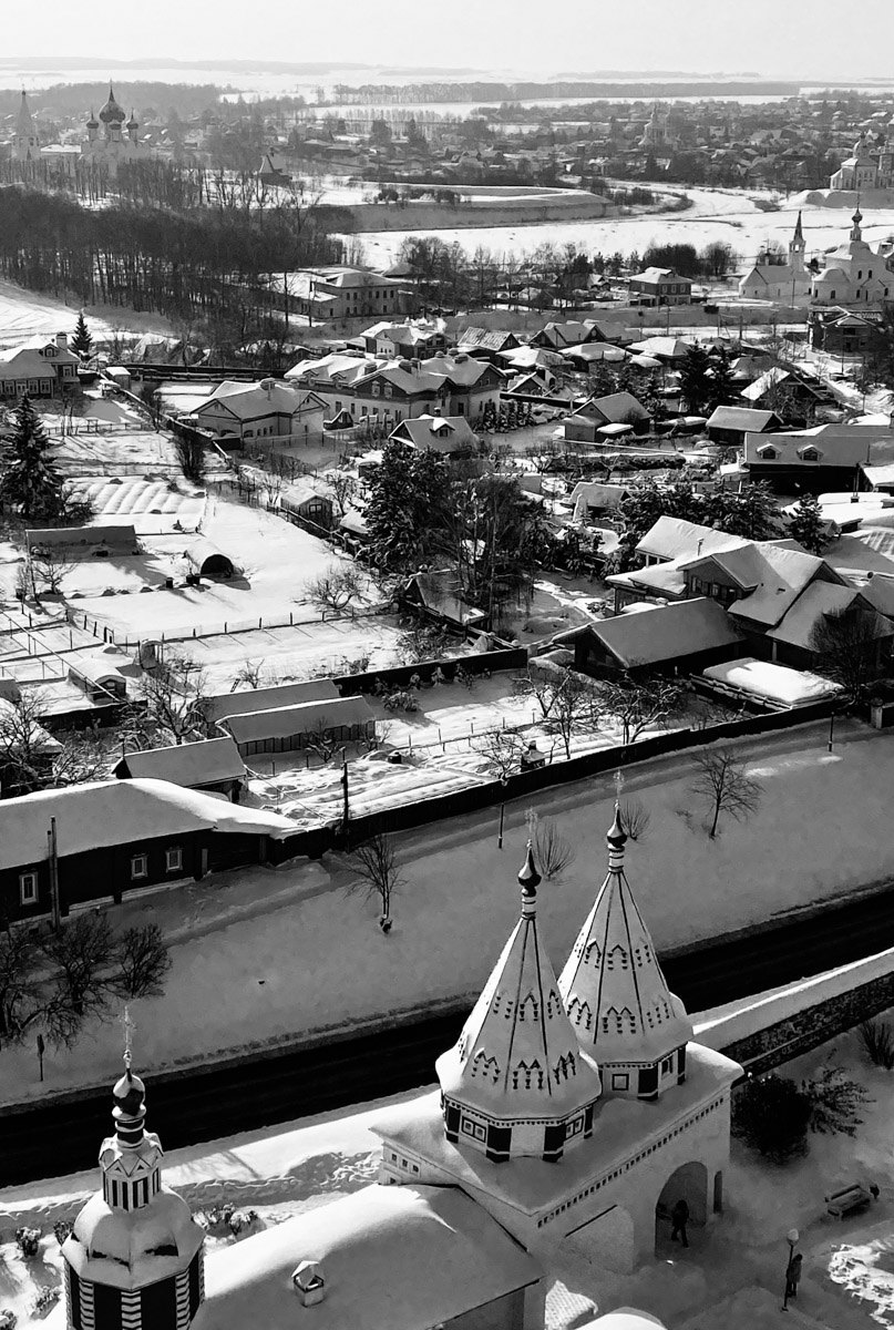 С ноября по март мы лицезреем из окна черно-белую картинку. От нее легко устать, однако фотографы готовы доказать: в монохроме есть свое очарование! «Ключ-Медиа» собрал интересные кадры местных мастеров, умеющих найти красоту в серых буднях.