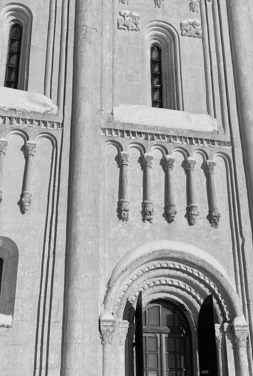 С ноября по март мы лицезреем из окна черно-белую картинку. От нее легко устать, однако фотографы готовы доказать: в монохроме есть свое очарование! «Ключ-Медиа» собрал интересные кадры местных мастеров, умеющих найти красоту в серых буднях.