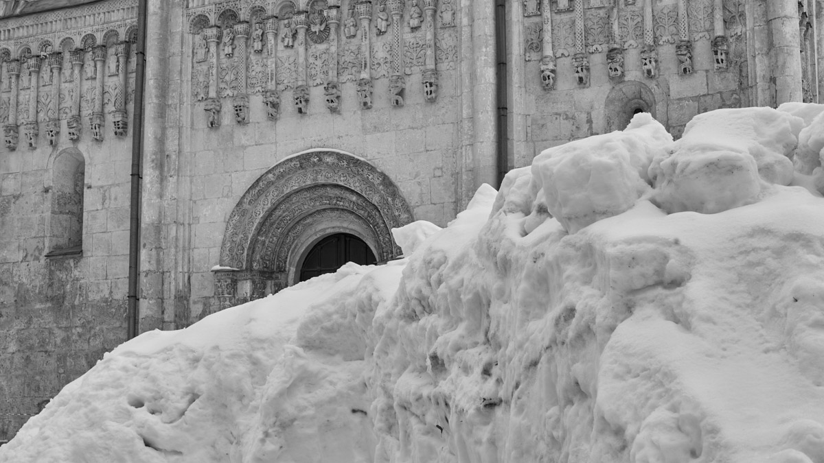 С ноября по март мы лицезреем из окна черно-белую картинку. От нее легко устать, однако фотографы готовы доказать: в монохроме есть свое очарование! «Ключ-Медиа» собрал интересные кадры местных мастеров, умеющих найти красоту в серых буднях.