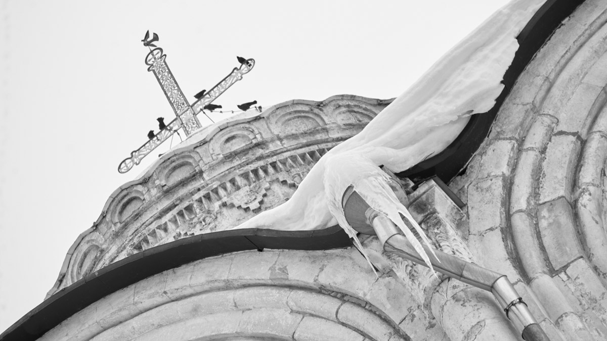 С ноября по март мы лицезреем из окна черно-белую картинку. От нее легко устать, однако фотографы готовы доказать: в монохроме есть свое очарование! «Ключ-Медиа» собрал интересные кадры местных мастеров, умеющих найти красоту в серых буднях.