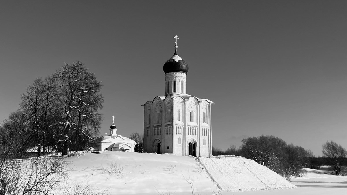 С ноября по март мы лицезреем из окна черно-белую картинку. От нее легко устать, однако фотографы готовы доказать: в монохроме есть свое очарование! «Ключ-Медиа» собрал интересные кадры местных мастеров, умеющих найти красоту в серых буднях.