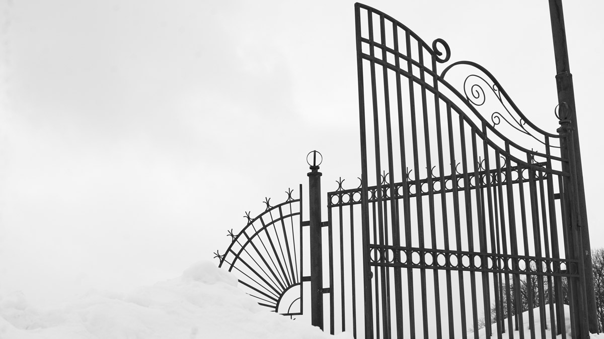 С ноября по март мы лицезреем из окна черно-белую картинку. От нее легко устать, однако фотографы готовы доказать: в монохроме есть свое очарование! «Ключ-Медиа» собрал интересные кадры местных мастеров, умеющих найти красоту в серых буднях.