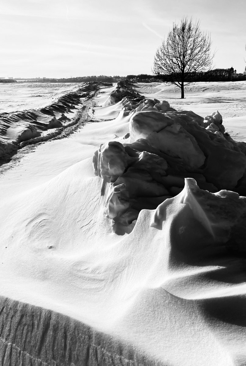 С ноября по март мы лицезреем из окна черно-белую картинку. От нее легко устать, однако фотографы готовы доказать: в монохроме есть свое очарование! «Ключ-Медиа» собрал интересные кадры местных мастеров, умеющих найти красоту в серых буднях.