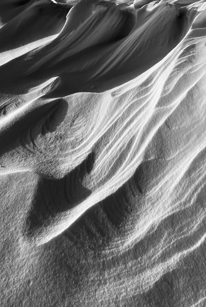 С ноября по март мы лицезреем из окна черно-белую картинку. От нее легко устать, однако фотографы готовы доказать: в монохроме есть свое очарование! «Ключ-Медиа» собрал интересные кадры местных мастеров, умеющих найти красоту в серых буднях.