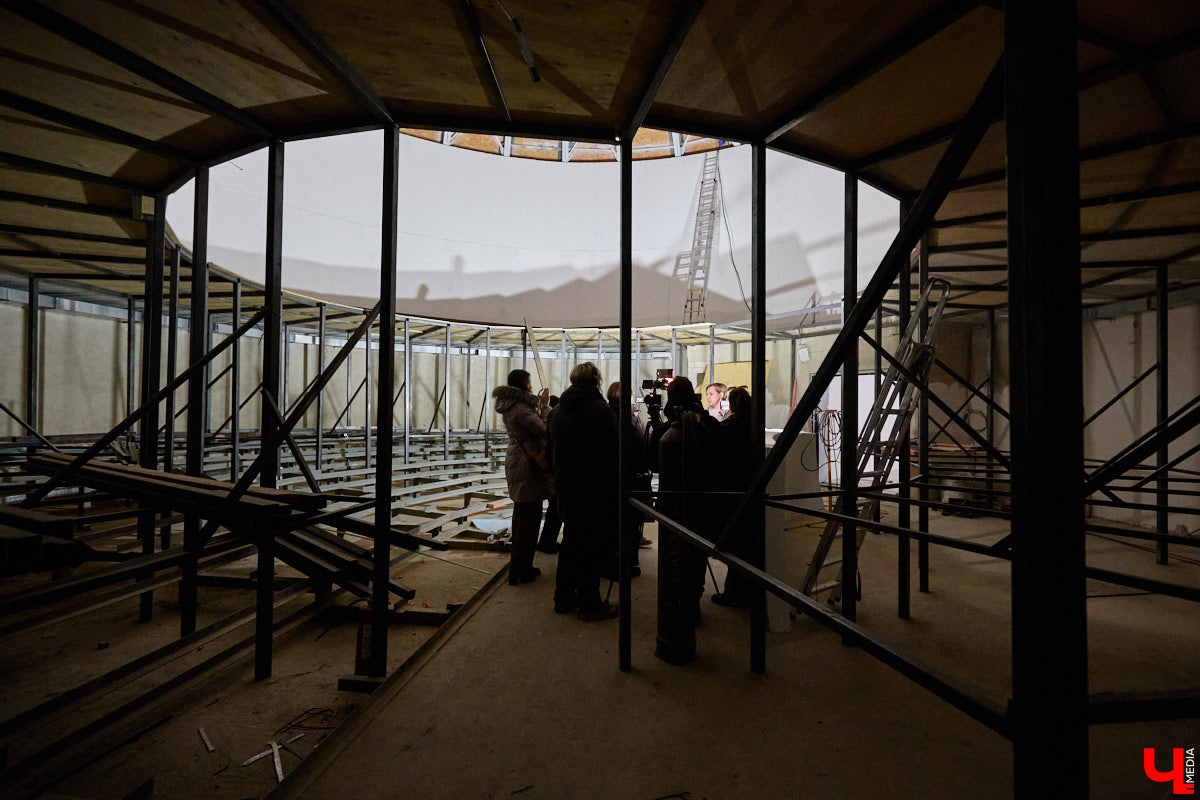 Владимирский планетарий продолжает подготовку к долгожданному переезду. Если всё пойдет по плану, то уже к началу следующего учебного года он распахнет свои двери на новом месте. Для этого необходимо завершить работы в купольном зале, смонтировать проекционный свод из стеклопластика диаметром 12 метров и установить светомузыкальное оборудование. «Ключ-Медиа» побывал на экскурсии по «звездному дому».