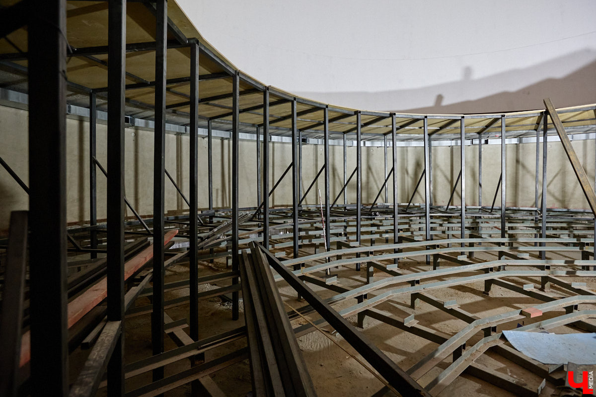 Владимирский планетарий продолжает подготовку к долгожданному переезду. Если всё пойдет по плану, то уже к началу следующего учебного года он распахнет свои двери на новом месте. Для этого необходимо завершить работы в купольном зале, смонтировать проекционный свод из стеклопластика диаметром 12 метров и установить светомузыкальное оборудование. «Ключ-Медиа» побывал на экскурсии по «звездному дому».