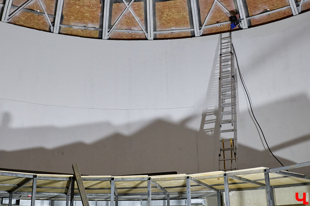 Владимирский планетарий продолжает подготовку к долгожданному переезду. Если всё пойдет по плану, то уже к началу следующего учебного года он распахнет свои двери на новом месте. Для этого необходимо завершить работы в купольном зале, смонтировать проекционный свод из стеклопластика диаметром 12 метров и установить светомузыкальное оборудование. «Ключ-Медиа» побывал на экскурсии по «звездному дому».