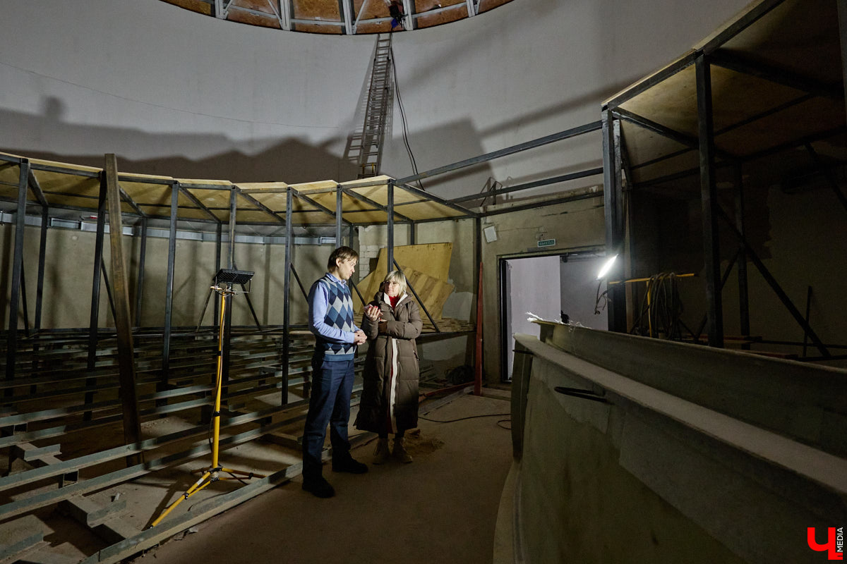 Владимирский планетарий продолжает подготовку к долгожданному переезду. Если всё пойдет по плану, то уже к началу следующего учебного года он распахнет свои двери на новом месте. Для этого необходимо завершить работы в купольном зале, смонтировать проекционный свод из стеклопластика диаметром 12 метров и установить светомузыкальное оборудование. «Ключ-Медиа» побывал на экскурсии по «звездному дому».