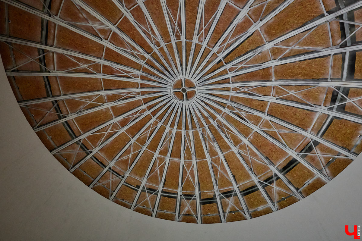 Владимирский планетарий продолжает подготовку к долгожданному переезду. Если всё пойдет по плану, то уже к началу следующего учебного года он распахнет свои двери на новом месте. Для этого необходимо завершить работы в купольном зале, смонтировать проекционный свод из стеклопластика диаметром 12 метров и установить светомузыкальное оборудование. «Ключ-Медиа» побывал на экскурсии по «звездному дому».