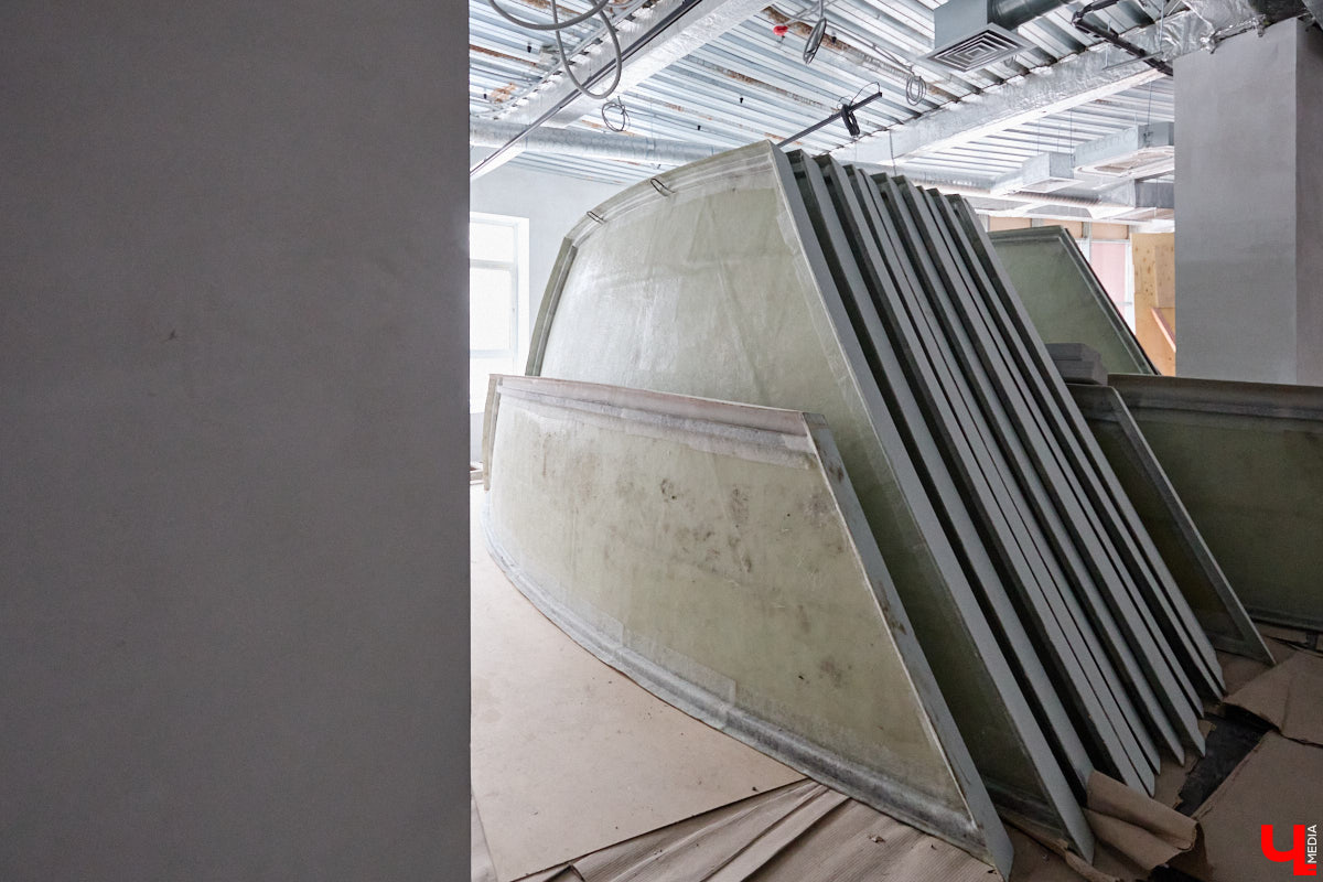 Владимирский планетарий продолжает подготовку к долгожданному переезду. Если всё пойдет по плану, то уже к началу следующего учебного года он распахнет свои двери на новом месте. Для этого необходимо завершить работы в купольном зале, смонтировать проекционный свод из стеклопластика диаметром 12 метров и установить светомузыкальное оборудование. «Ключ-Медиа» побывал на экскурсии по «звездному дому».