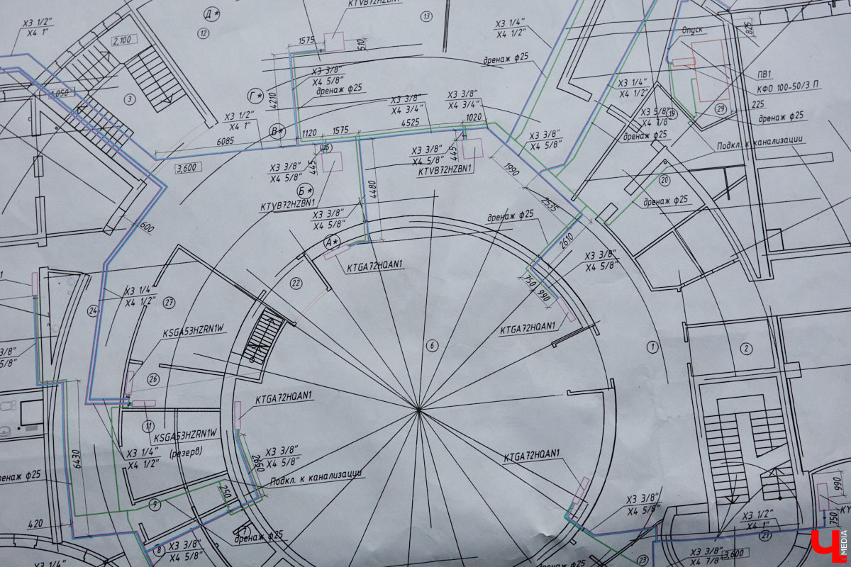 Владимирский планетарий продолжает подготовку к долгожданному переезду. Если всё пойдет по плану, то уже к началу следующего учебного года он распахнет свои двери на новом месте. Для этого необходимо завершить работы в купольном зале, смонтировать проекционный свод из стеклопластика диаметром 12 метров и установить светомузыкальное оборудование. «Ключ-Медиа» побывал на экскурсии по «звездному дому».