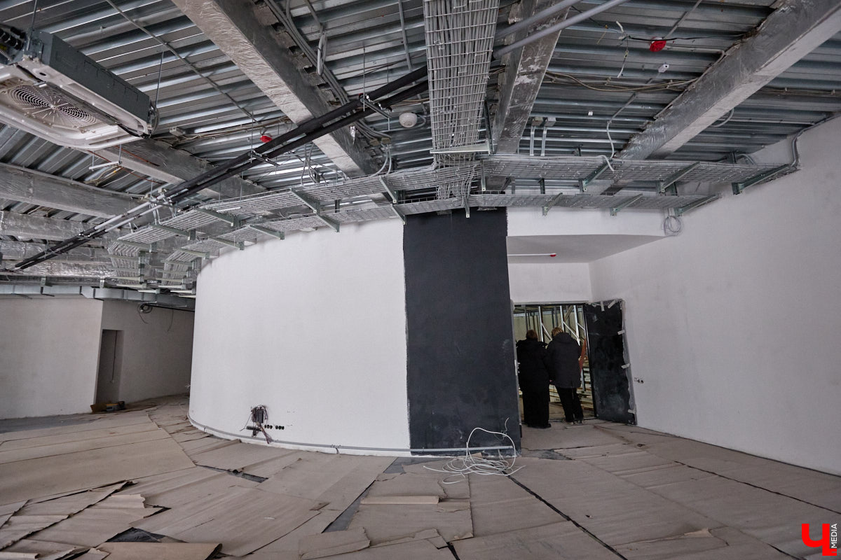 Владимирский планетарий продолжает подготовку к долгожданному переезду. Если всё пойдет по плану, то уже к началу следующего учебного года он распахнет свои двери на новом месте. Для этого необходимо завершить работы в купольном зале, смонтировать проекционный свод из стеклопластика диаметром 12 метров и установить светомузыкальное оборудование. «Ключ-Медиа» побывал на экскурсии по «звездному дому».