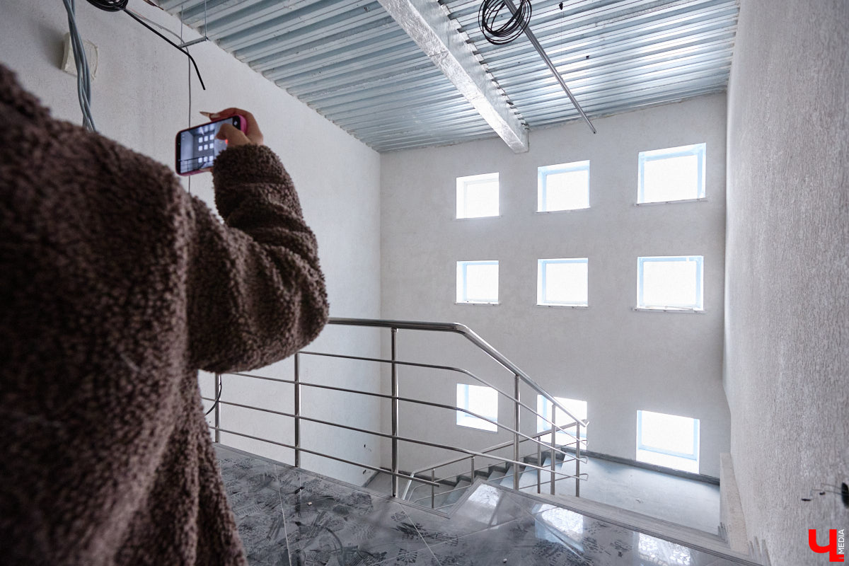 Владимирский планетарий продолжает подготовку к долгожданному переезду. Если всё пойдет по плану, то уже к началу следующего учебного года он распахнет свои двери на новом месте. Для этого необходимо завершить работы в купольном зале, смонтировать проекционный свод из стеклопластика диаметром 12 метров и установить светомузыкальное оборудование. «Ключ-Медиа» побывал на экскурсии по «звездному дому».