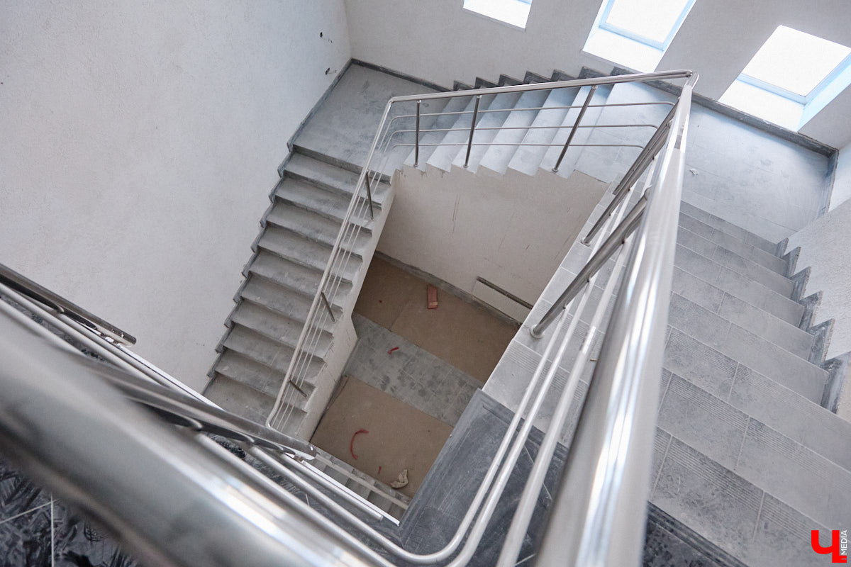 Владимирский планетарий продолжает подготовку к долгожданному переезду. Если всё пойдет по плану, то уже к началу следующего учебного года он распахнет свои двери на новом месте. Для этого необходимо завершить работы в купольном зале, смонтировать проекционный свод из стеклопластика диаметром 12 метров и установить светомузыкальное оборудование. «Ключ-Медиа» побывал на экскурсии по «звездному дому».