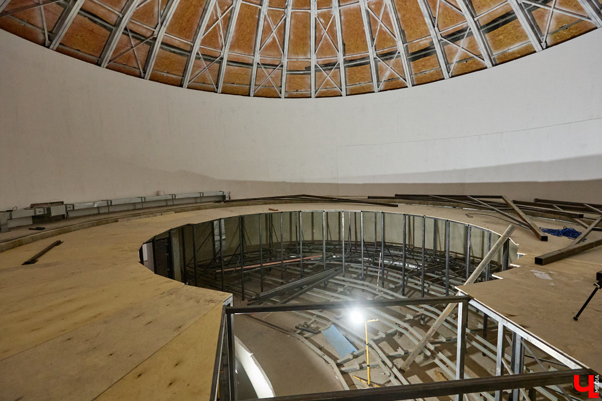 Владимирский планетарий продолжает подготовку к долгожданному переезду. Если всё пойдет по плану, то уже к началу следующего учебного года он распахнет свои двери на новом месте. Для этого необходимо завершить работы в купольном зале, смонтировать проекционный свод из стеклопластика диаметром 12 метров и установить светомузыкальное оборудование. «Ключ-Медиа» побывал на экскурсии по «звездному дому».