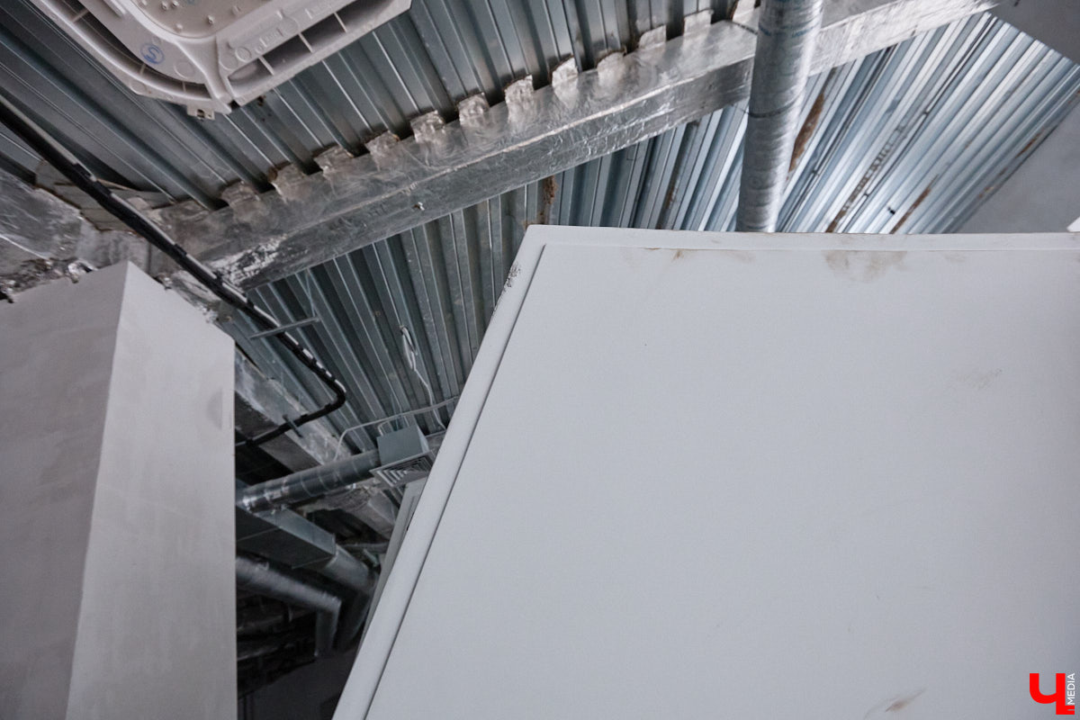 Владимирский планетарий продолжает подготовку к долгожданному переезду. Если всё пойдет по плану, то уже к началу следующего учебного года он распахнет свои двери на новом месте. Для этого необходимо завершить работы в купольном зале, смонтировать проекционный свод из стеклопластика диаметром 12 метров и установить светомузыкальное оборудование. «Ключ-Медиа» побывал на экскурсии по «звездному дому».