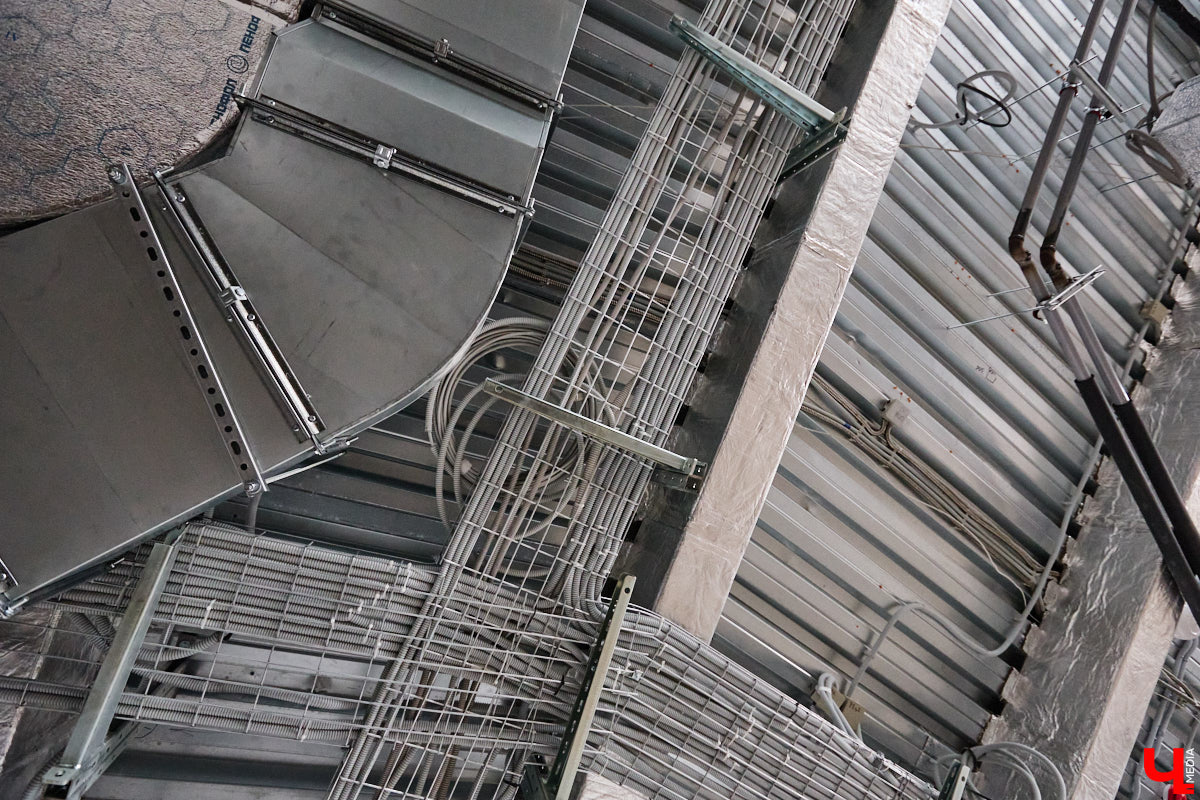 Владимирский планетарий продолжает подготовку к долгожданному переезду. Если всё пойдет по плану, то уже к началу следующего учебного года он распахнет свои двери на новом месте. Для этого необходимо завершить работы в купольном зале, смонтировать проекционный свод из стеклопластика диаметром 12 метров и установить светомузыкальное оборудование. «Ключ-Медиа» побывал на экскурсии по «звездному дому».