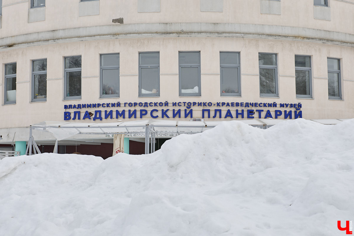 Владимирский планетарий продолжает подготовку к долгожданному переезду. Если всё пойдет по плану, то уже к началу следующего учебного года он распахнет свои двери на новом месте. Для этого необходимо завершить работы в купольном зале, смонтировать проекционный свод из стеклопластика диаметром 12 метров и установить светомузыкальное оборудование. «Ключ-Медиа» побывал на экскурсии по «звездному дому».