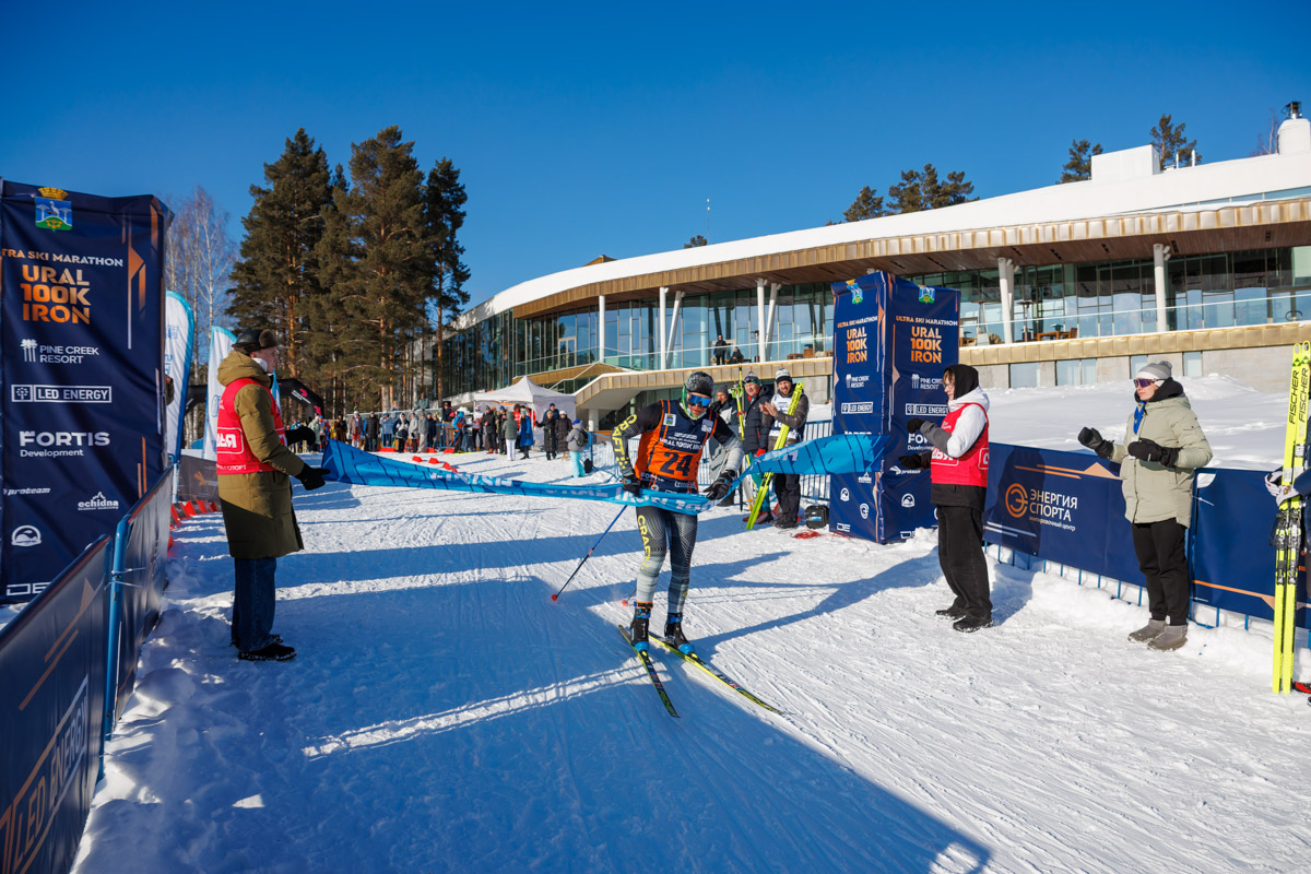URAL IRON 100k считается одной из самых тяжелых и престижных лыжных дистанций в стране. Преодолеть 100 километров под силу единицам, а возможность финишировать первым можно смело приравнять к настоящему спортивному подвигу. Иван Киселев из Владимира не только опробовал этот легендарный маршрут в Екатеринбурге впервые, но и забрал заслуженное золото. «Ключ-Медиа» узнал у спортсмена о его страсти к спорту и прохождении ультрамарафона.