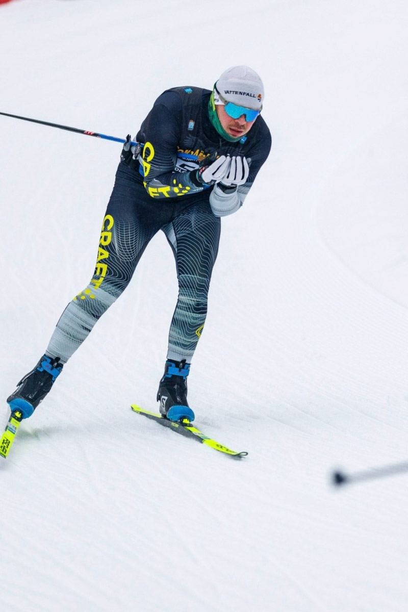 URAL IRON 100k считается одной из самых тяжелых и престижных лыжных дистанций в стране. Преодолеть 100 километров под силу единицам, а возможность финишировать первым можно смело приравнять к настоящему спортивному подвигу. Иван Киселев из Владимира не только опробовал этот легендарный маршрут в Екатеринбурге впервые, но и забрал заслуженное золото. «Ключ-Медиа» узнал у спортсмена о его страсти к спорту и прохождении ультрамарафона.