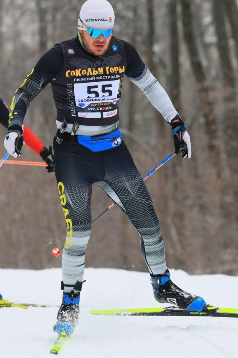 URAL IRON 100k считается одной из самых тяжелых и престижных лыжных дистанций в стране. Преодолеть 100 километров под силу единицам, а возможность финишировать первым можно смело приравнять к настоящему спортивному подвигу. Иван Киселев из Владимира не только опробовал этот легендарный маршрут в Екатеринбурге впервые, но и забрал заслуженное золото. «Ключ-Медиа» узнал у спортсмена о его страсти к спорту и прохождении ультрамарафона.