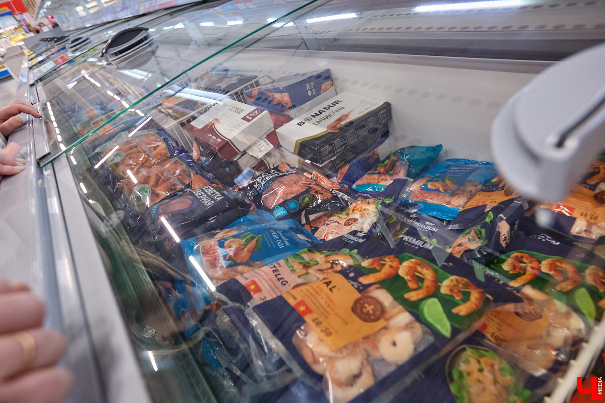 Стремительно растущая стоимость продуктов давно никого не оставляет равнодушным. Поход в супермаркет напоминает экстремальный вид спорта: тот же набор, что и неделю назад, но цифры в чеке всё выше и выше. «Ключ-Медиа» решил разобраться, что произошло с ценниками на полках магазинов за последний год. В качестве эксперимента прогулялись с активистом Артемом Сыровым по местному гипермаркету и собрали базовую корзину на неделю.