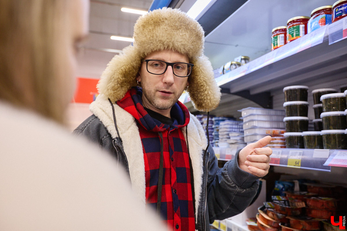 Стремительно растущая стоимость продуктов давно никого не оставляет равнодушным. Поход в супермаркет напоминает экстремальный вид спорта: тот же набор, что и неделю назад, но цифры в чеке всё выше и выше. «Ключ-Медиа» решил разобраться, что произошло с ценниками на полках магазинов за последний год. В качестве эксперимента прогулялись с активистом Артемом Сыровым по местному гипермаркету и собрали базовую корзину на неделю.