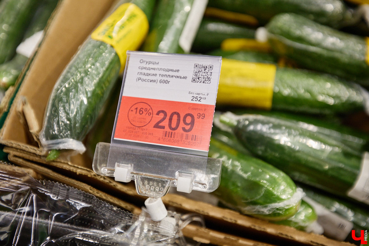 Стремительно растущая стоимость продуктов давно никого не оставляет равнодушным. Поход в супермаркет напоминает экстремальный вид спорта: тот же набор, что и неделю назад, но цифры в чеке всё выше и выше. «Ключ-Медиа» решил разобраться, что произошло с ценниками на полках магазинов за последний год. В качестве эксперимента прогулялись с активистом Артемом Сыровым по местному гипермаркету и собрали базовую корзину на неделю.