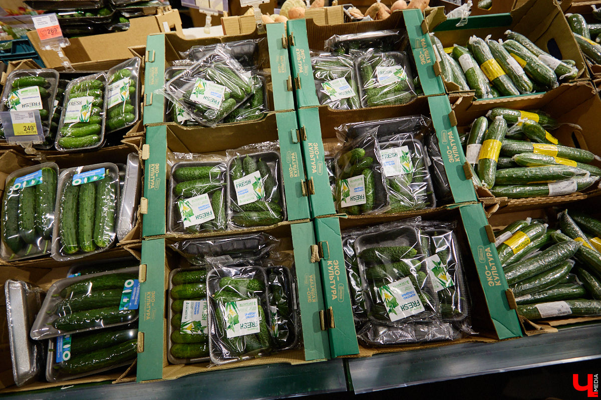 Стремительно растущая стоимость продуктов давно никого не оставляет равнодушным. Поход в супермаркет напоминает экстремальный вид спорта: тот же набор, что и неделю назад, но цифры в чеке всё выше и выше. «Ключ-Медиа» решил разобраться, что произошло с ценниками на полках магазинов за последний год. В качестве эксперимента прогулялись с активистом Артемом Сыровым по местному гипермаркету и собрали базовую корзину на неделю.