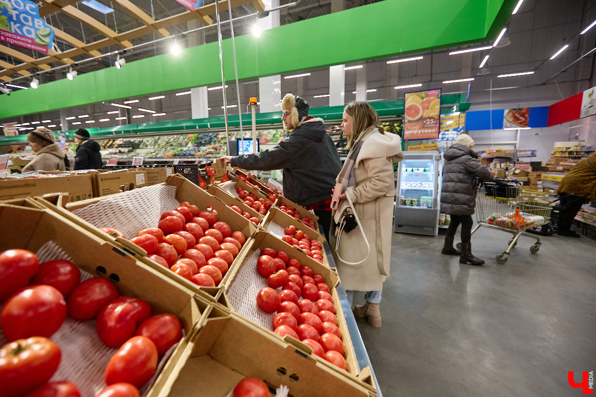 Стремительно растущая стоимость продуктов давно никого не оставляет равнодушным. Поход в супермаркет напоминает экстремальный вид спорта: тот же набор, что и неделю назад, но цифры в чеке всё выше и выше. «Ключ-Медиа» решил разобраться, что произошло с ценниками на полках магазинов за последний год. В качестве эксперимента прогулялись с активистом Артемом Сыровым по местному гипермаркету и собрали базовую корзину на неделю.