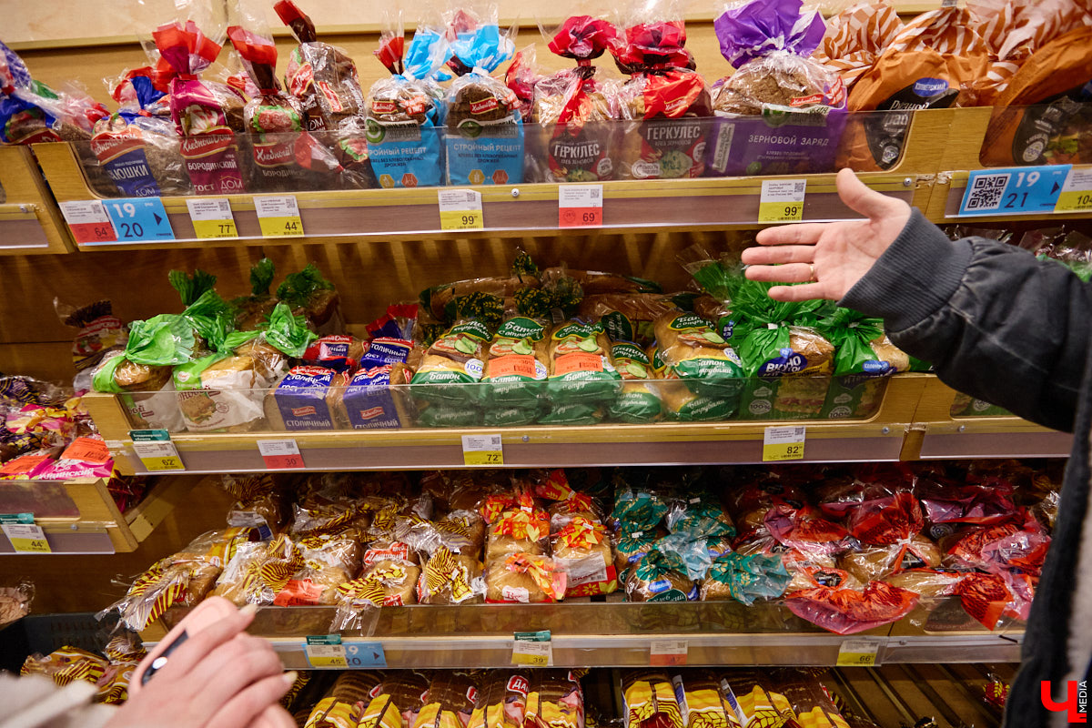 Стремительно растущая стоимость продуктов давно никого не оставляет равнодушным. Поход в супермаркет напоминает экстремальный вид спорта: тот же набор, что и неделю назад, но цифры в чеке всё выше и выше. «Ключ-Медиа» решил разобраться, что произошло с ценниками на полках магазинов за последний год. В качестве эксперимента прогулялись с активистом Артемом Сыровым по местному гипермаркету и собрали базовую корзину на неделю.