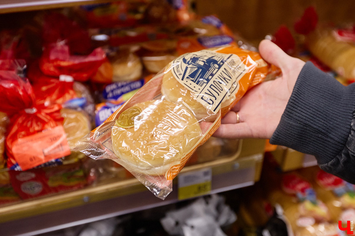 Стремительно растущая стоимость продуктов давно никого не оставляет равнодушным. Поход в супермаркет напоминает экстремальный вид спорта: тот же набор, что и неделю назад, но цифры в чеке всё выше и выше. «Ключ-Медиа» решил разобраться, что произошло с ценниками на полках магазинов за последний год. В качестве эксперимента прогулялись с активистом Артемом Сыровым по местному гипермаркету и собрали базовую корзину на неделю.