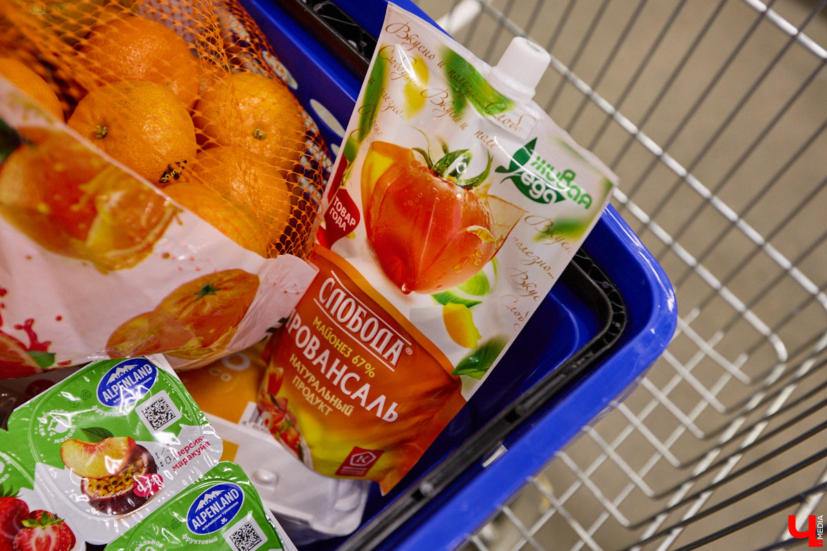 Стремительно растущая стоимость продуктов давно никого не оставляет равнодушным. Поход в супермаркет напоминает экстремальный вид спорта: тот же набор, что и неделю назад, но цифры в чеке всё выше и выше. «Ключ-Медиа» решил разобраться, что произошло с ценниками на полках магазинов за последний год. В качестве эксперимента прогулялись с активистом Артемом Сыровым по местному гипермаркету и собрали базовую корзину на неделю.