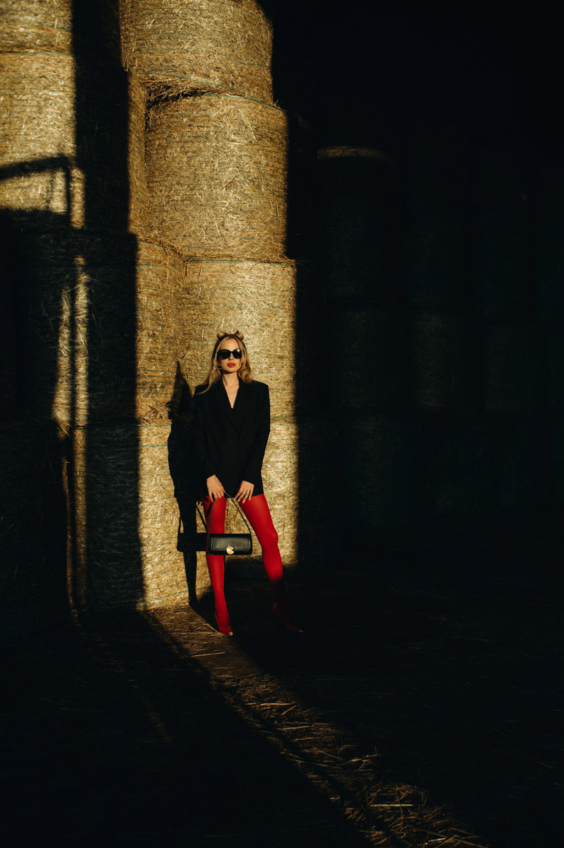 Светлана Верходанова не называет себя профессиональной моделью, хотя в кадре смотрится сказочно. В жизни она притягивает взгляды и выделяется из толпы, поэтому и перед объективом предпочитает сиять. О своем стиле и местами эпатажных аутфитах для съемок красавица рассказала «Ключ-Медиа».