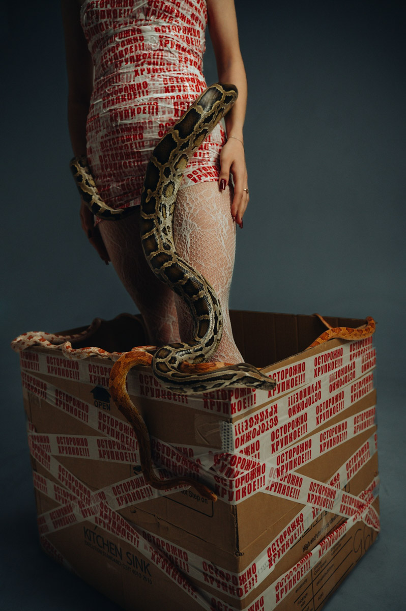 Светлана Верходанова не называет себя профессиональной моделью, хотя в кадре смотрится сказочно. В жизни она притягивает взгляды и выделяется из толпы, поэтому и перед объективом предпочитает сиять. О своем стиле и местами эпатажных аутфитах для съемок красавица рассказала «Ключ-Медиа».