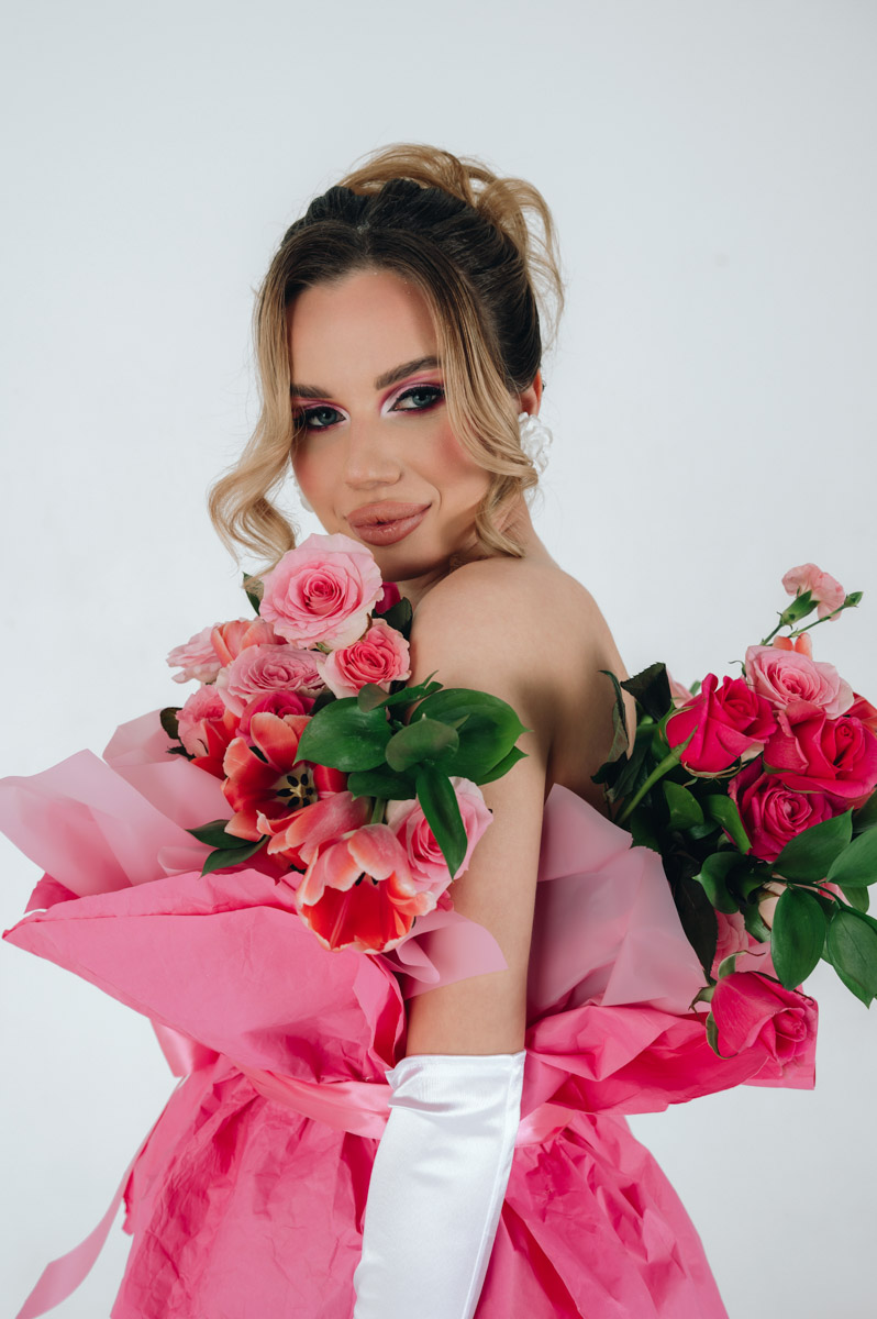 Светлана Верходанова не называет себя профессиональной моделью, хотя в кадре смотрится сказочно. В жизни она притягивает взгляды и выделяется из толпы, поэтому и перед объективом предпочитает сиять. О своем стиле и местами эпатажных аутфитах для съемок красавица рассказала «Ключ-Медиа».